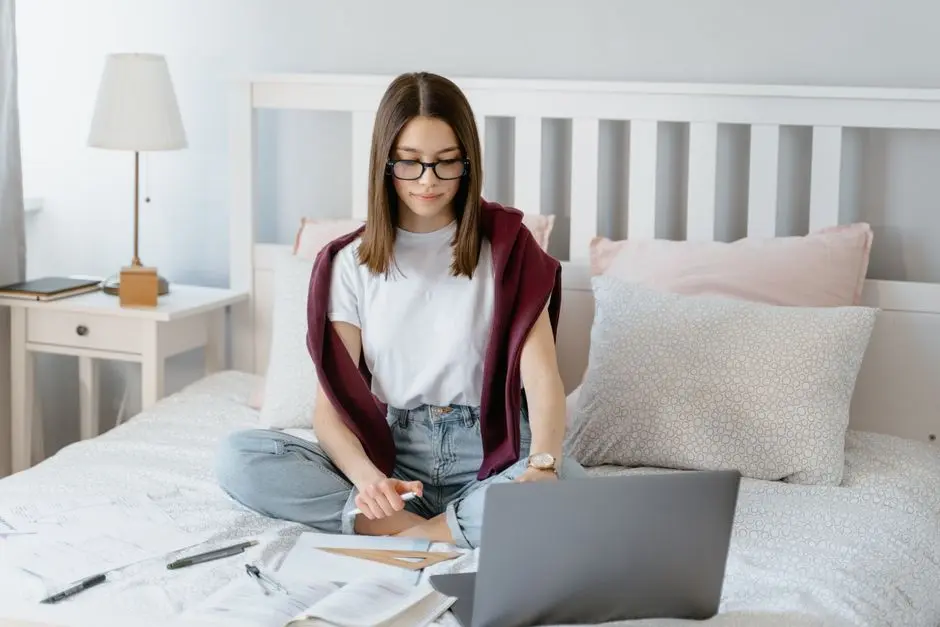 Mahasiswa belajar online dari kamar