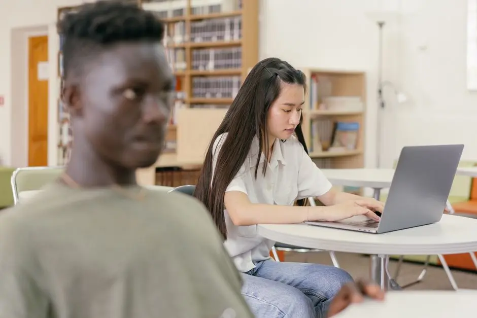 ilustrasi mahasiswa belajar dengan laptop di perpustakaan kampus